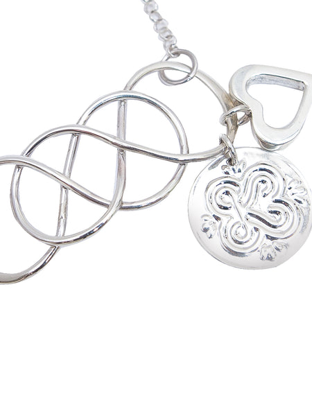 PULSERA INFINITOS CON CORAZÓN KETZALIA